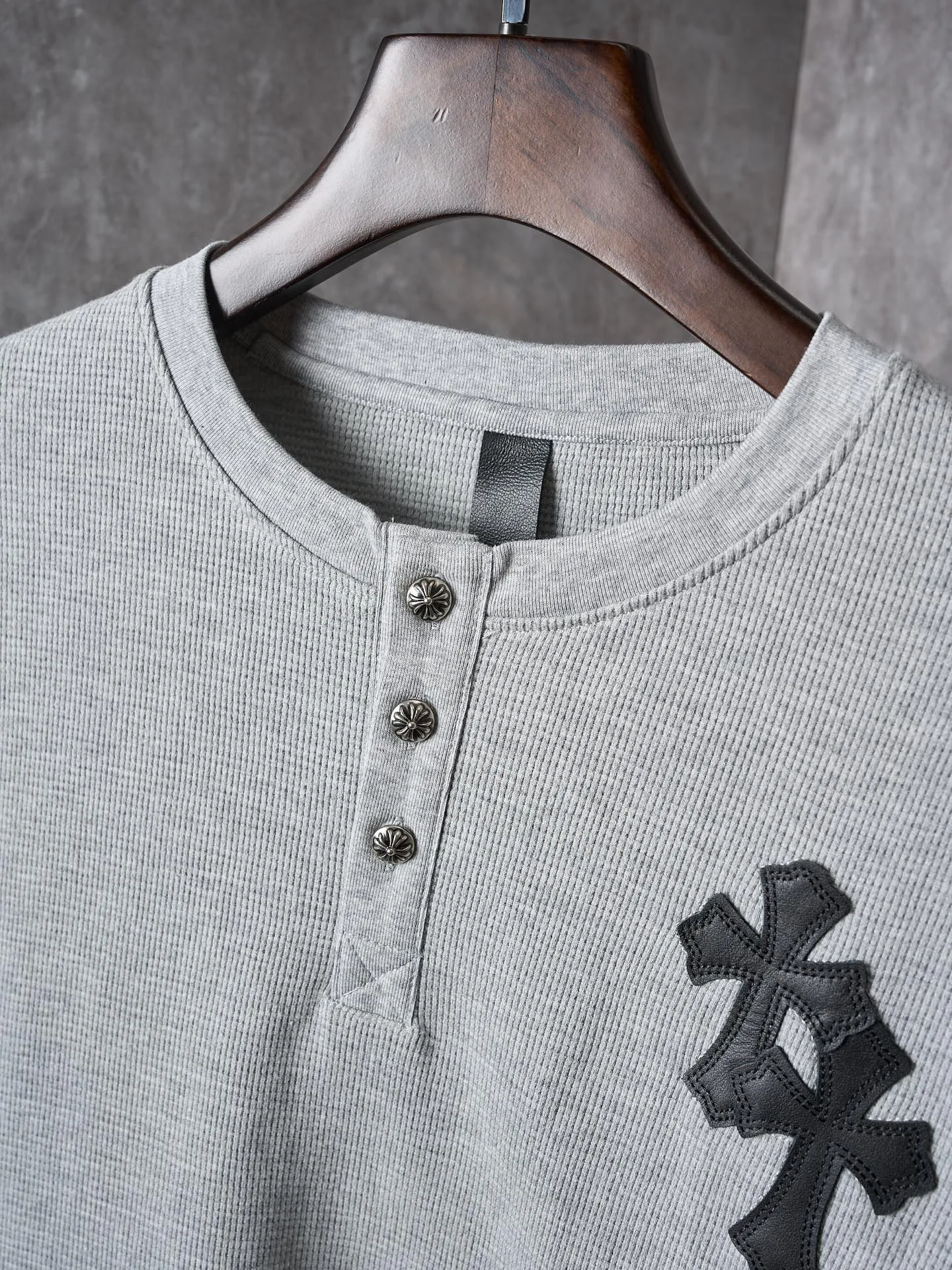 P340 Actual hanging auction] Chrome Hearts/Chrome Hearts Waffle Cross Leather Appliqué Silver Button Long Sleeves [Ready Stock] S M L XL Customized pure cotton waffle fabric with fine texture, soft and moist, based on fog gray, comes with a soft light filter. With the Chrome Hearts Cross leather decoration on the chest, the tough edges of the leather pierce the softness of the gray. The hand-stitched logo buckle is like a miniature work of art, making it even more noble and elegant. The iron plate with the logo on the back sways slightly as the body swings, adding a sense of movement and vitality. It is unobtrusive but has an indescribable aura. It interprets the perfect blend of retro and luxury. It adopts imported machine appliqué embroidery technology and uses advanced computer control systems and precise mechanical components to realize the Chrome Hearts cross leather appliqué operation. It presents an embroidery effect with both clarity and three-dimensionality. The fabrics have been washed and have a better hand feel. They are not easy to deform, shrink or fade. Maintains long-lasting beauty with a loose fit